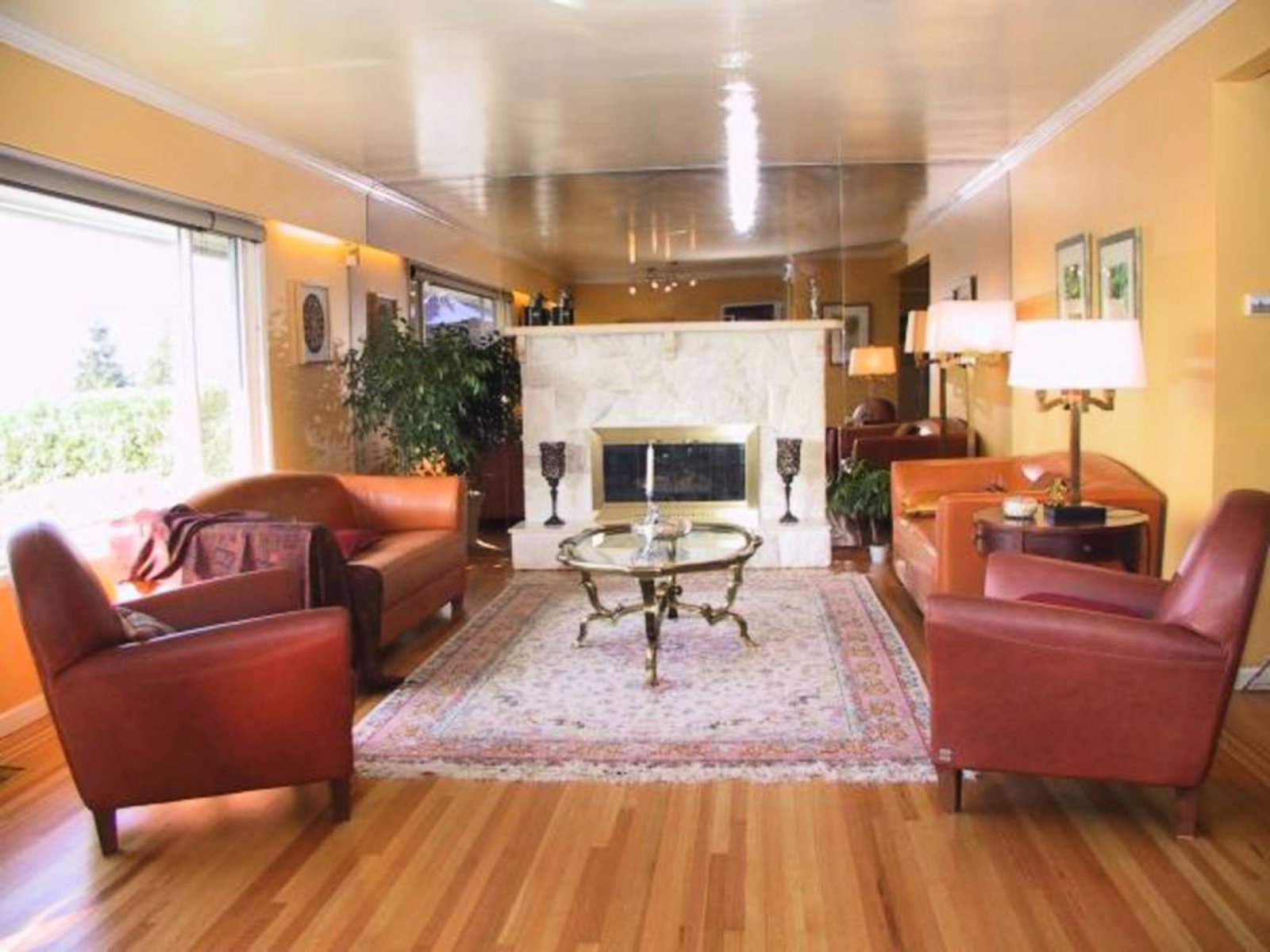 Living Room Gas Fireplace Hardwood Floors