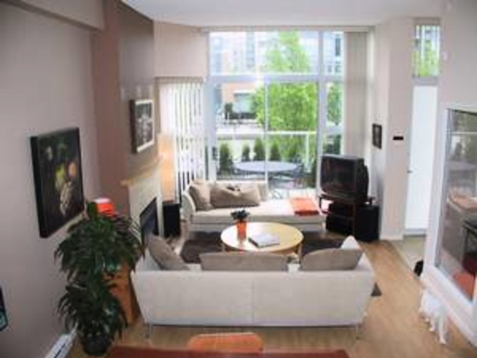 Living Room Hardwood floors, high ceilings