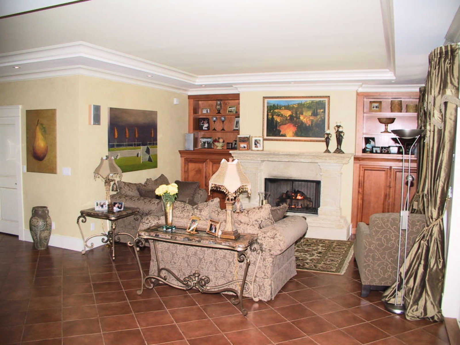 Family Room Suquet gas fireplace