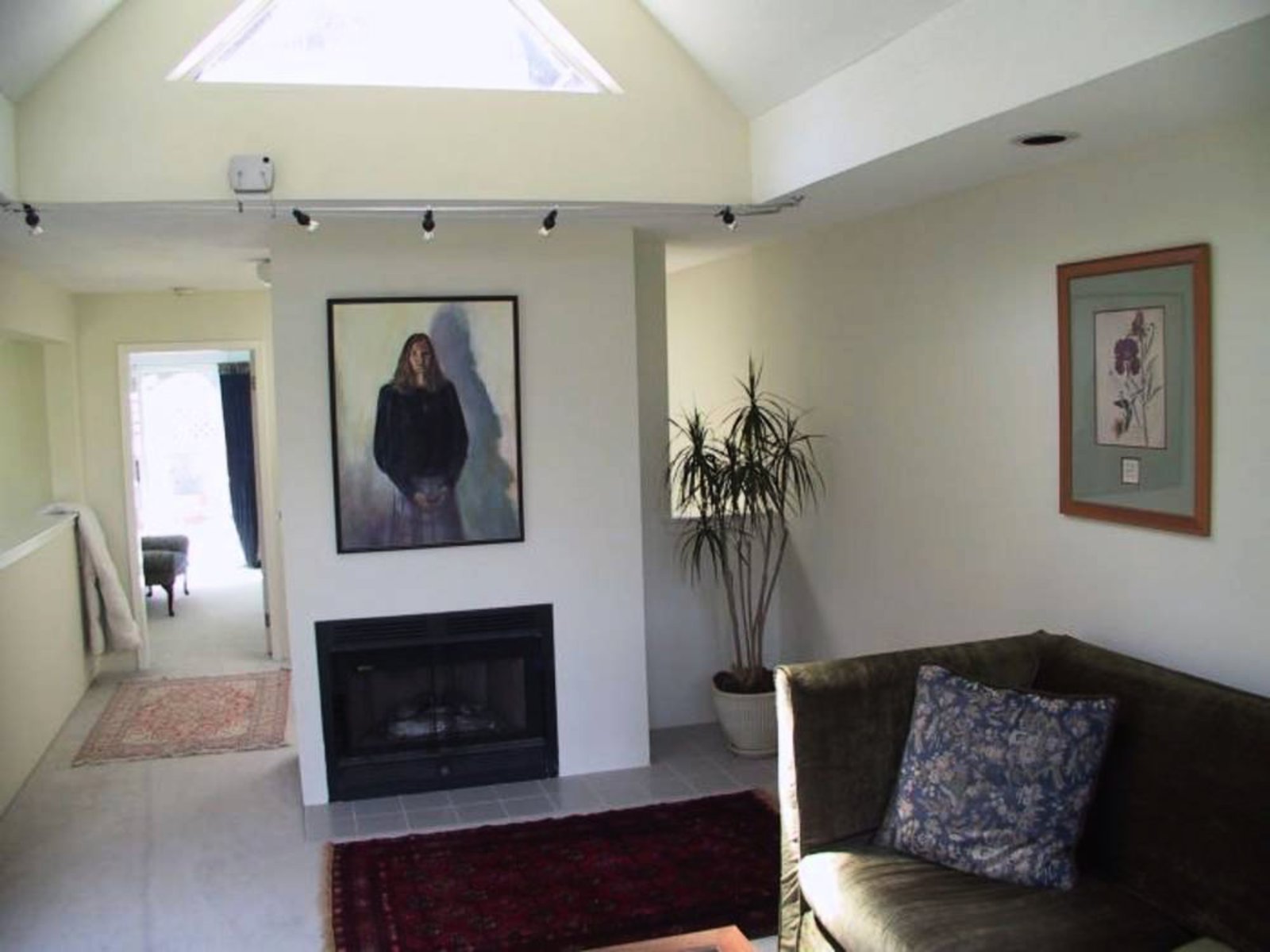Living Room Fireplace Vaulted Ceiling